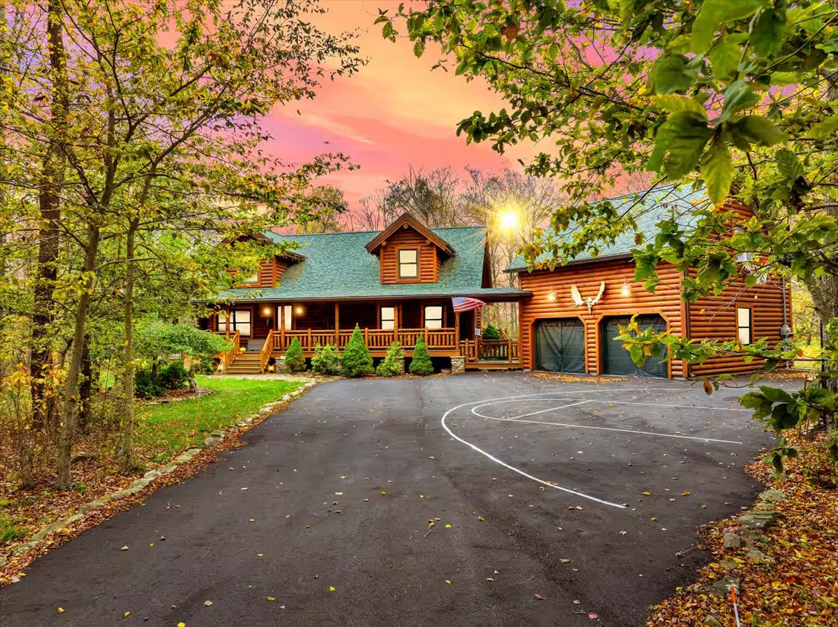 Real Live Free log home surrounded by the Pocono forest